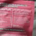 Etiket met een ingredientenlijst op een verpakking in de supermarkt