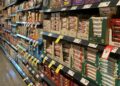 Supermarktschap met verpakte producten en prijskaartjes