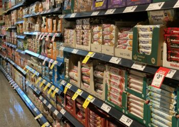 Supermarktschap met verpakte producten en prijskaartjes