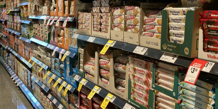 Supermarktschap met verpakte producten en prijskaartjes