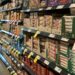 Supermarktschap met verpakte producten en prijskaartjes