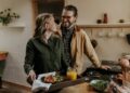 Oudere man en vrouw eten samen een maaltijd met groente aan tafel
