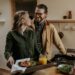Oudere man en vrouw eten samen een maaltijd met groente aan tafel