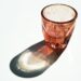 Maatschepje met wit poeder naast een glas water