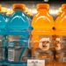 Fles met een heldere fruitige sportdrank op een aanrecht