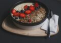 Schaal met aardbeien, blauwe bessen en kiwi op een tafel na het eten