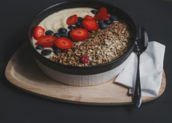 Schaal met aardbeien, blauwe bessen en kiwi op een tafel na het eten