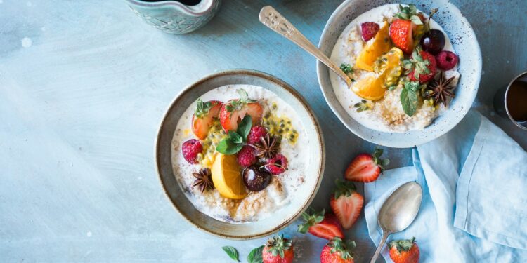 Kom kwark en kom Griekse yoghurt met fruit op een ontbijttafel