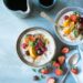 Kom kwark en kom Griekse yoghurt met fruit op een ontbijttafel