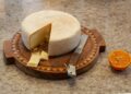 Kaasplank met brie, camembert en een stuk harde kaas met natuurkorst