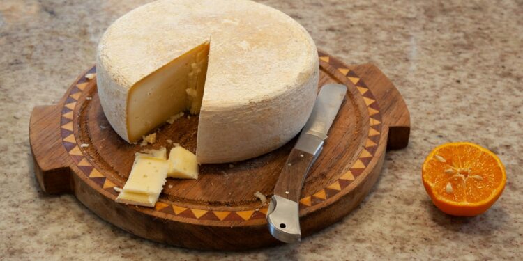 Kaasplank met brie, camembert en een stuk harde kaas met natuurkorst