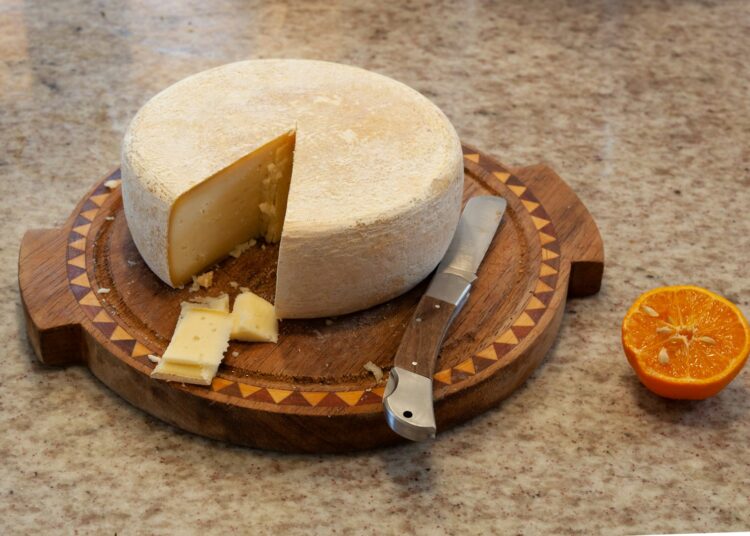 Kaasplank met brie, camembert en een stuk harde kaas met natuurkorst