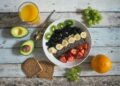 Kom met havermout en fruit op een keukentafel als vast ontbijt