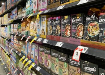 Pakken drinkyoghurt in het zuivelschap van een supermarkt