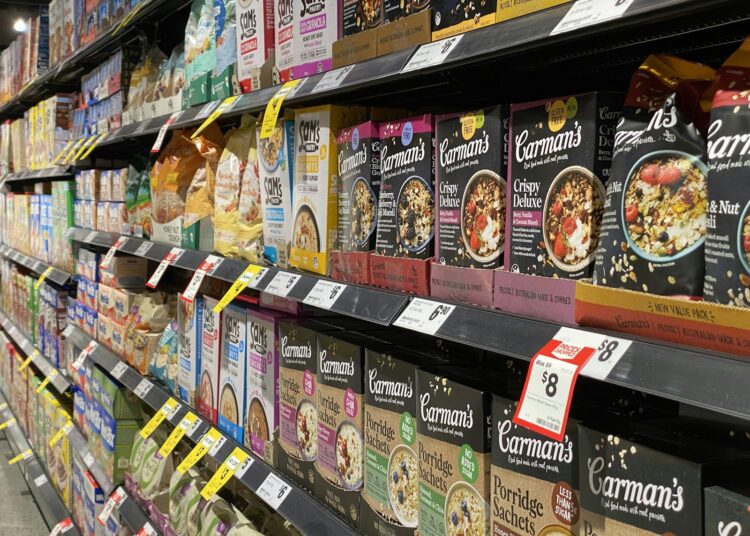 Pakken drinkyoghurt in het zuivelschap van een supermarkt