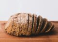 Boterham met volkorenbrood op een snijplank op een keukentafel