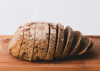 Boterham met volkorenbrood op een snijplank op een keukentafel
