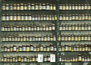 Potjes voedingssupplementen naast elkaar op een schap