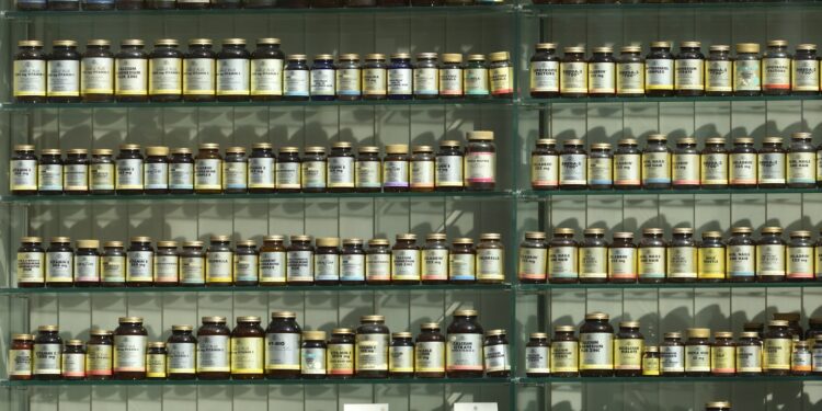 Potjes voedingssupplementen naast elkaar op een schap