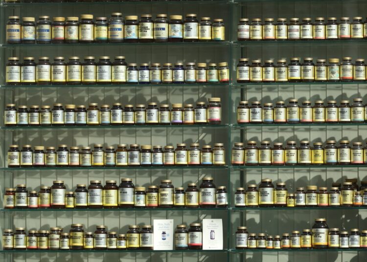Potjes voedingssupplementen naast elkaar op een schap