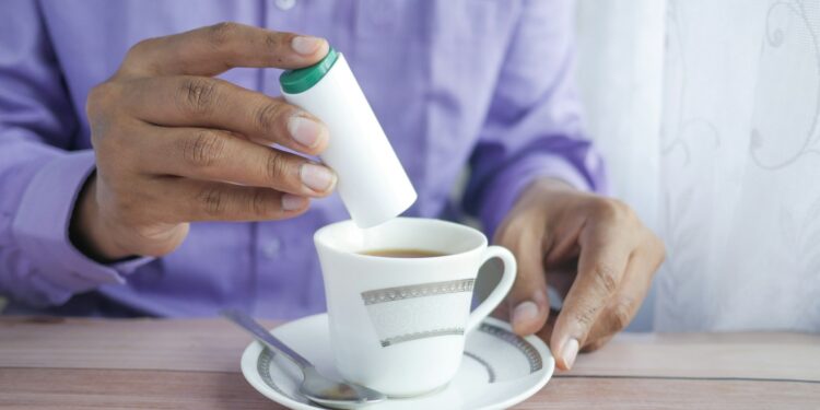 Zoetstoftabletjes naast een kopje koffie op tafel