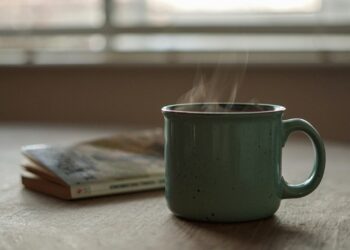 Dampende kop thee op tafel