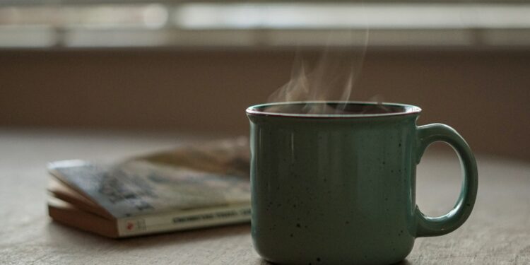 Dampende kop thee op tafel