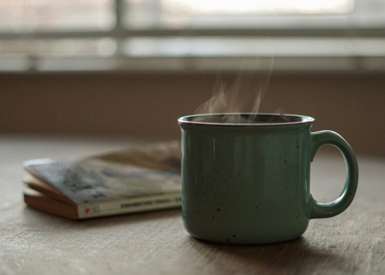 Dampende kop thee op tafel