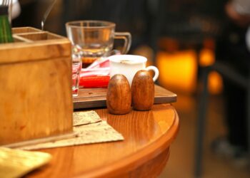 Zoutvaatje en gemorst zout op een houten keukentafel