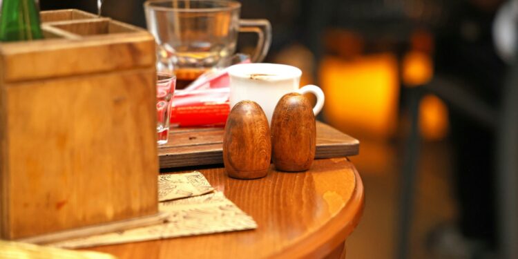 Zoutvaatje en gemorst zout op een houten keukentafel