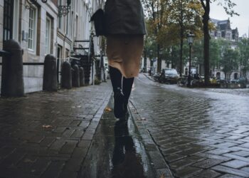 Vrouw in sportkleding wandelt over een pad in het park, benen in beeld