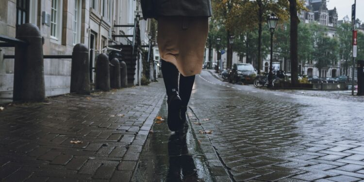 Vrouw in sportkleding wandelt over een pad in het park, benen in beeld