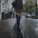 Vrouw in sportkleding wandelt over een pad in het park, benen in beeld