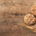 Volkoren knäckebröd naast sneetjes volkorenbrood op een snijplank
