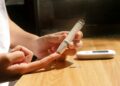 Bloedsuiker meten met een prikje in de vinger