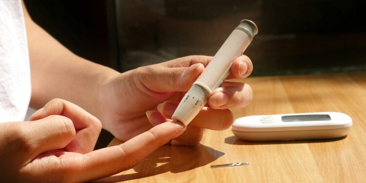 Bloedsuiker meten met een prikje in de vinger