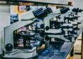 Onderzoeker kijkt door een microscoop in een laboratorium