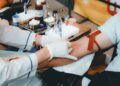 Bloedafname in de arm voor een bloedonderzoek