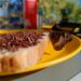 Boterham met chocoladehagelslag naast een boterham met chocoladevlokken