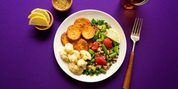 Bord met volkoren, groente en peulvruchten op een keukentafel