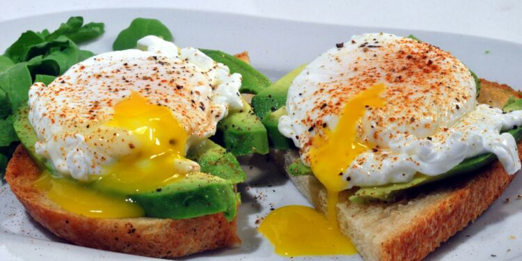 Bord met avocado, eieren en spek, een typische ketogene maaltijd