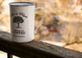 Kop zwarte koffie op een tafel in het ochtendlicht