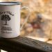 Kop zwarte koffie op een tafel in het ochtendlicht