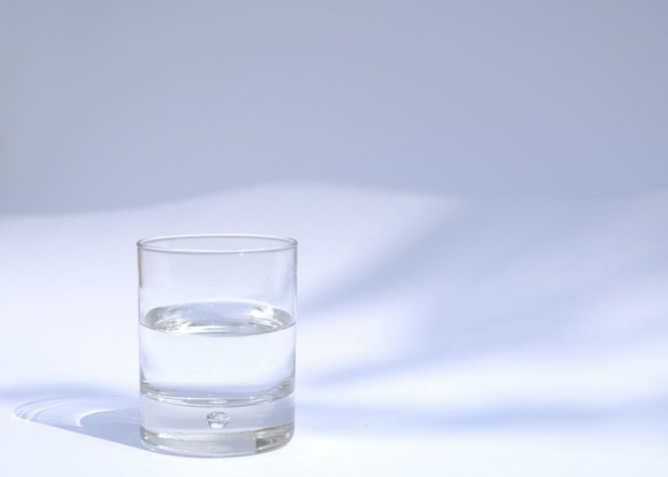 Glas water naast een glas light frisdrank met ijs
