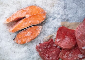 Verse visfilets van zalm en witvis op een toonbank