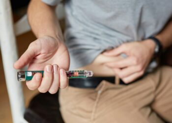 Injectiepen voor een afslankmiddel op een tafel