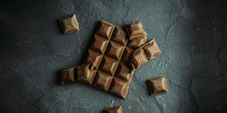 Stukjes pure chocola op een houten plank