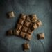 Stukjes pure chocola op een houten plank