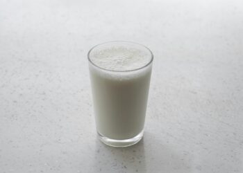 Kaas, boter en een glas melk op een houten keukentafel