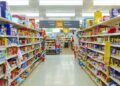 Schappen in de supermarkt vol verpakte levensmiddelen